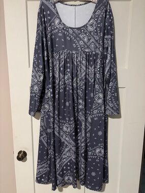 BUNDLE & SAVE! Long Sleeve Scoop Neck Bandana Print Maxi Dress - Gray & White